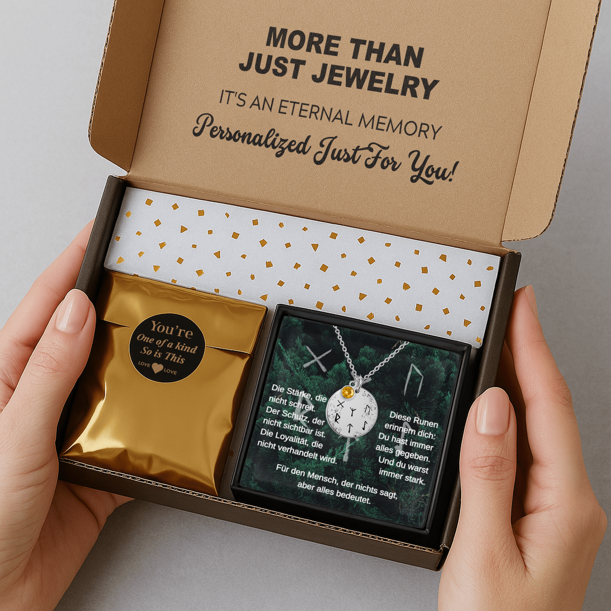 Personalisierbarer Runen-Anhänger aus Edelstahl in Silber, 18K Gold oder Roségold. Enthält sechs Runen des Elder Futhark für Schutz, Kraft, Loyalität und Stärke sowie einen echten Geburtsstein nach Wahl. Anhänger 20×20 mm, Kette 45+5 cm verstellbar, Rückseite bis 50 Zeichen gravierbar. Symbolischer Wikinger-Schmuck, ideal als Geschenk.