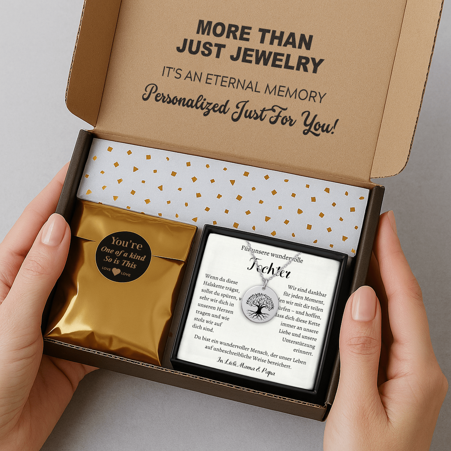 Personalisierte Baum des Lebens Kette „Für unsere wundervolle Tochter“ mit Anhänger mit fein graviertem Baum des Lebens - Yggdrasil, präsentiert in eleganter schwarzer Schmuckbox. Ideal als Geschenk zum Geburtstag, Weihnachten oder Jugendweihe, Konfirmation, Firmung, Kommunion von Mama & Papa.