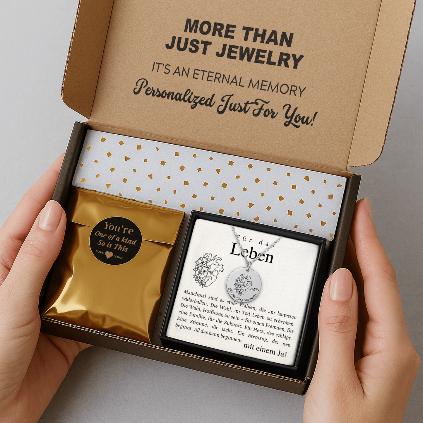 Halskette mit runden Anhänger aus Edelstahl in 18k Gelb Gold, fein graviertes Blättchen-Symbol für Organspende. Personalisierbare Gravur auf der Rückseite. Verstellbare Kette in Stahlsilber, 18K vergoldet oder rosé vergoldet. Inklusive Grußkarte mit symbolischem Text zur Organspende. Ideal als Danke schön Geschenk, Mutmacher oder Symbol für Leben retten.
