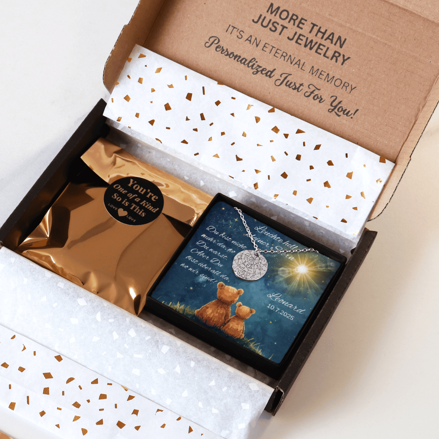 Personalisierte Sternenhimmel Kette „Leuchte hell, kleiner Stern“ mit Anhänger, der den Himmel nach Ort und Datum zeigt, präsentiert in eleganter schwarzer Schmuckbox mit dunkelblauem Sternenhimmel-Hintergrund. Ideal als Sternenkind Andenken oder Trauergeschenk.