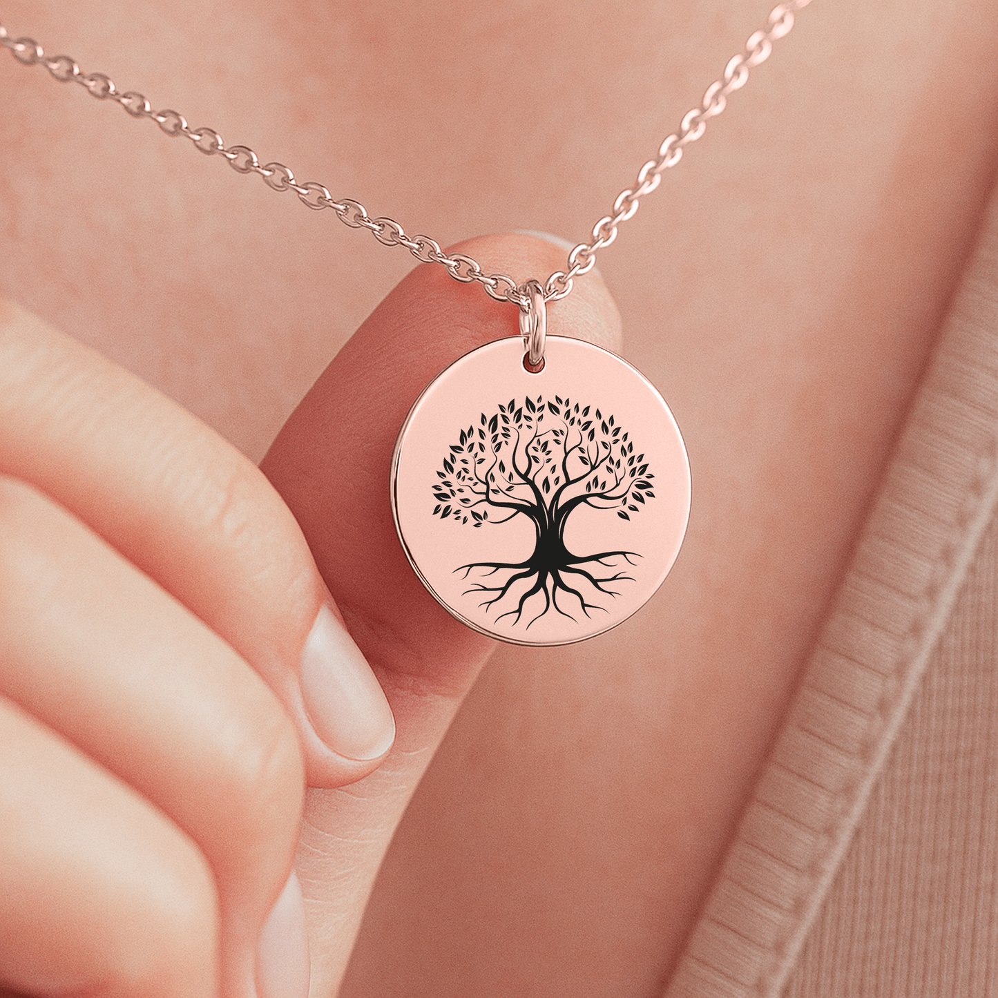 Personalisierte Jugendweihe-Kette mit Anhänger in 3 Varianten, mit graviertem Baumes des Lebens und farbigem Geburtsstein, präsentiert in eleganter schwarzer Geschenkbox mit herausnehmbarer Karte. Ideal als Geschenk zur Jugendweihe für Mädchen von Eltern, Großeltern oder Paten.