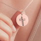 Personalisierte Konfirmationskette mit Kreuz-Anhänger und Geburtsstein in goldener Fassung, präsentiert in einer eleganten schwarzen Geschenkbox mit herausnehmbarer Karte. Im Hintergrund dunkler Hintergrund. Ideal als Geschenk zur Konfirmation, Firmung oder Geburtstag für junge Frauen.