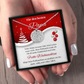 Personalisierte Sternenhimmel Kette für Papa, mit Anhänger, der den Himmel nach Ort und Datum zeigt, präsentiert in eleganter schwarzer Schmuckbox mit roter Weihnachtskarte. Ideal als emotionales Geschenk zur Weihnacht.