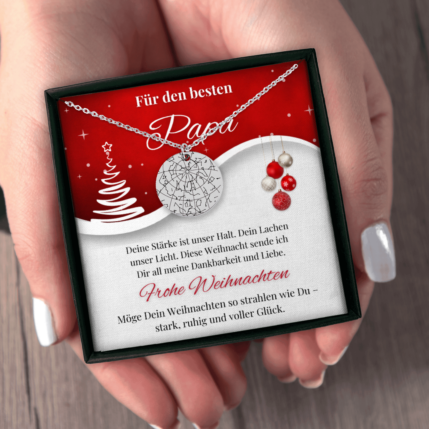 Personalisierte Sternenhimmel Kette für Papa, mit Anhänger, der den Himmel nach Ort und Datum zeigt, präsentiert in eleganter schwarzer Schmuckbox mit roter Weihnachtskarte. Ideal als emotionales Geschenk zur Weihnacht.