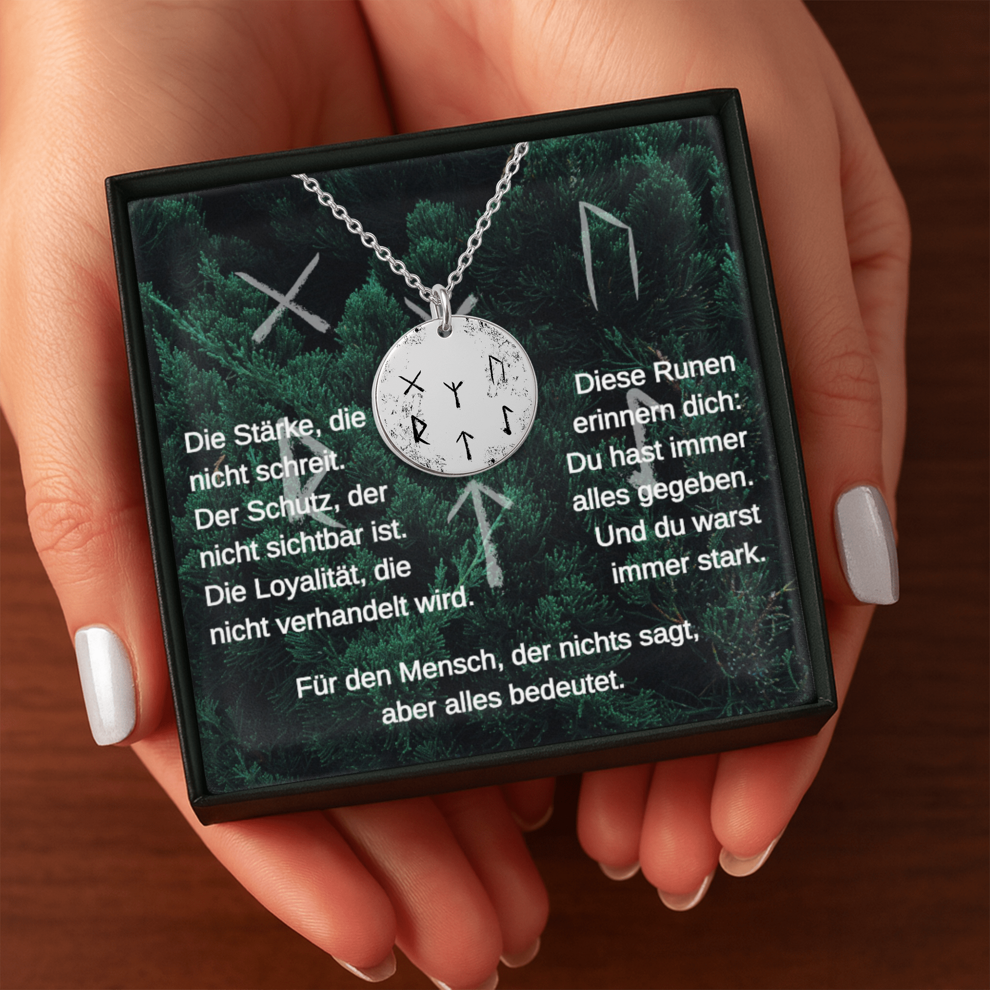 Edler Runen Anhänger aus Edelstahl mit emotionaler Botschaft. Inspiriert von Wikinger Rune Stärke, Algiz Rune (Schutz) und Gebo Rune (Loyalität). Perfektes personalisiertes Geschenk für alle, die still sind. Ausgerichtet an Nordischen Mythologie, Germanischen Göttern und Wikinger Schmuck der Elder Futhark. Ein echter Runen Talisman für innere Kraft und Schutz.