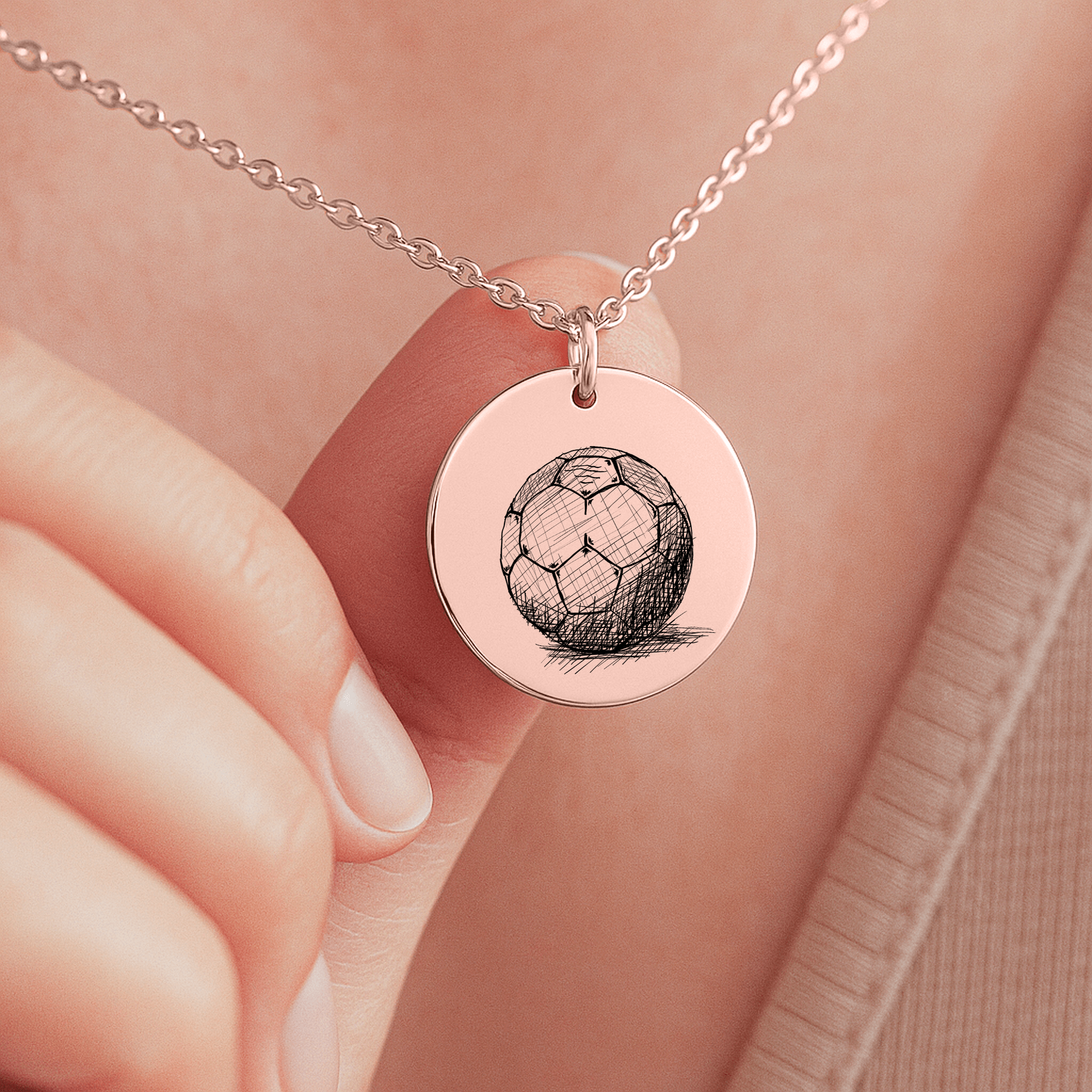 Edle Handball-Halskette als Abschiedsgeschenk für Spieler und Teamkameraden. Anhänger mit Handball-Motiv, auf Wunsch personalisierbar mit Gravur auf der Rückseite. Geliefert in einer Schmuckbox mit emotionaler Karte, deren Text individuell angepasst werden kann. Symbol für Teamgeist, Dankbarkeit und Erinnerungen an gemeinsame Spiele, Siege und Momente – ein Geschenk, das von Herzen kommt. Perfektes Geschenk für Spieler, Trainer & Teamkameraden.