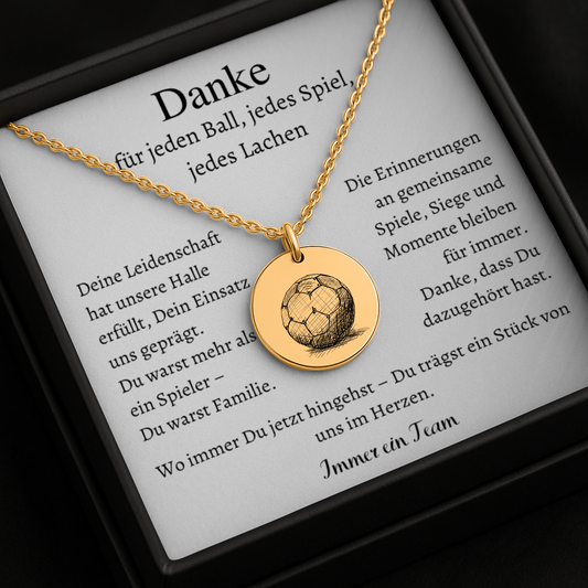 Edle Handball-Halskette als Abschiedsgeschenk für Spieler und Teamkameraden. Anhänger mit Handball-Motiv, auf Wunsch personalisierbar mit Gravur auf der Rückseite. Geliefert in einer Schmuckbox mit emotionaler Karte, deren Text individuell angepasst werden kann. Symbol für Teamgeist, Dankbarkeit und Erinnerungen an gemeinsame Spiele, Siege und Momente – ein Geschenk, das von Herzen kommt. Perfektes Geschenk für Spieler, Trainer & Teamkameraden.