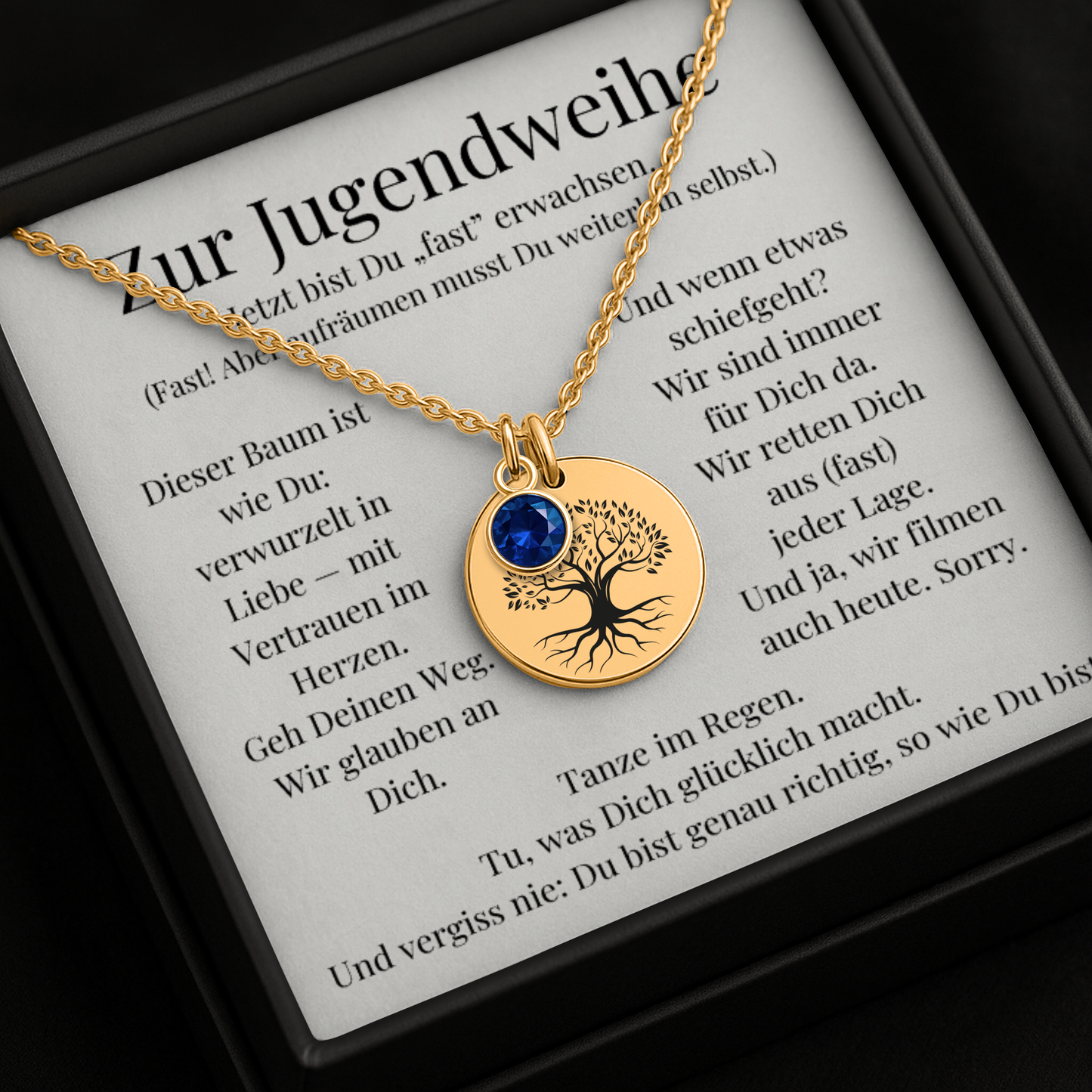 Personalisierte Jugendweihe-Kette mit Anhänger in 3 Varianten, mit graviertem Baumes des Lebens und farbigem Geburtsstein, präsentiert in eleganter schwarzer Geschenkbox mit herausnehmbarer Karte. Ideal als Geschenk zur Jugendweihe für Mädchen von Eltern, Großeltern oder Paten.