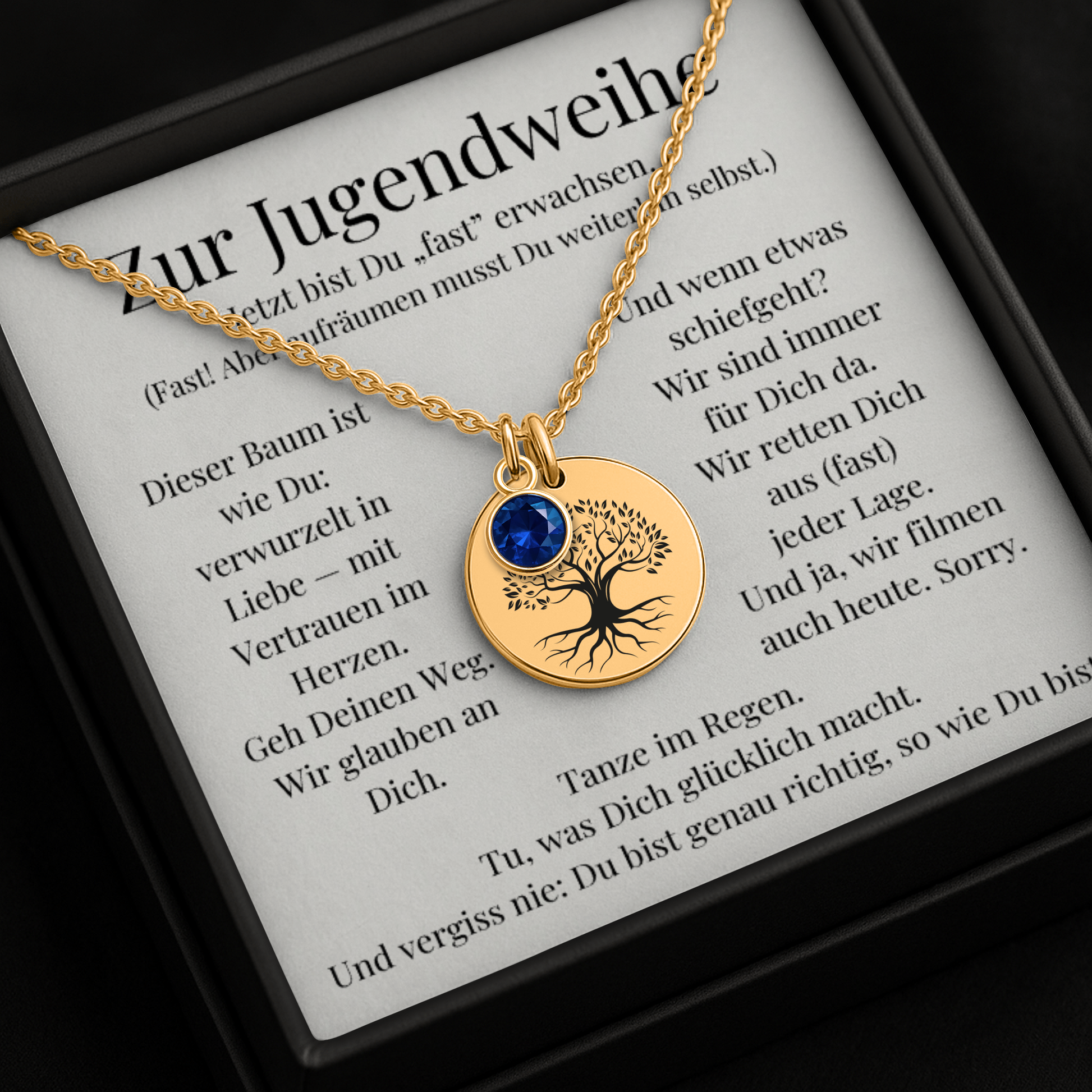 Personalisierte Jugendweihe-Kette mit Anhänger in 3 Varianten, mit graviertem Baumes des Lebens und farbigem Geburtsstein, präsentiert in eleganter schwarzer Geschenkbox mit herausnehmbarer Karte. Ideal als Geschenk zur Jugendweihe für Mädchen von Eltern, Großeltern oder Paten.