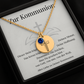Personalisierte Kommunionskette mit Kreuz-Anhänger und Geburtsstein in 3 Varianten, präsentiert in einer eleganten schwarzen Geschenkbox mit herausnehmbarer Karte. Im Hintergrund rosa Rosenblätter. Ideal als Geschenk zur Erstkommunion für junge Mädchen.