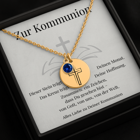 Personalisierte Kommunionskette mit Kreuz-Anhänger und Geburtsstein in 3 Varianten, präsentiert in einer eleganten schwarzen Geschenkbox mit herausnehmbarer Karte. Im Hintergrund rosa Rosenblätter. Ideal als Geschenk zur Erstkommunion für junge Mädchen.