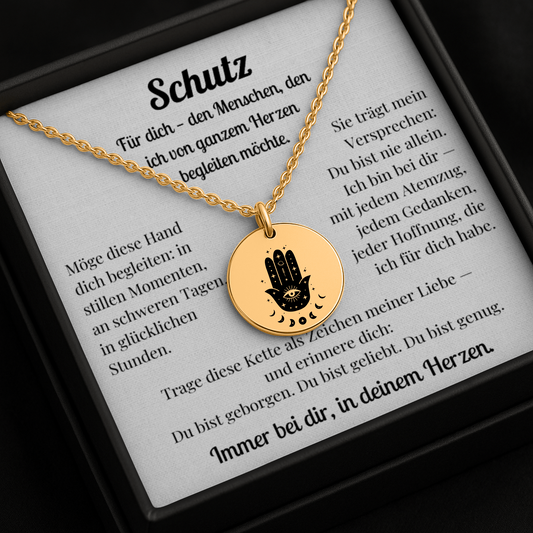 Personalisierte Hamsa Kette mit Anhänger mit Gravur einer Hand mit Auge, präsentiert in eleganter schwarzer Schmuckbox. Ideal als Geschenk für geliebte Menschen mit Schutz-Botschaft.