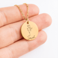 Personalisierte Geburtsblume Namenskette aus hochwertigem Edelstahl (Gold, Rosegold, Silber) mit individueller Gravur von Geburtsblume und Name. Ein bedeutungsvolles Geschenk für Töchter zu besonderen Anlässen wie Taufe, Konfirmation, Auszug oder als liebevolle Erinnerung an die elterliche Liebe. Hypoallergen, anlaufbeständig und geschenkfertig verpackt. Zeigt die Schönheit und Personalisierung des Schmuckstücks.