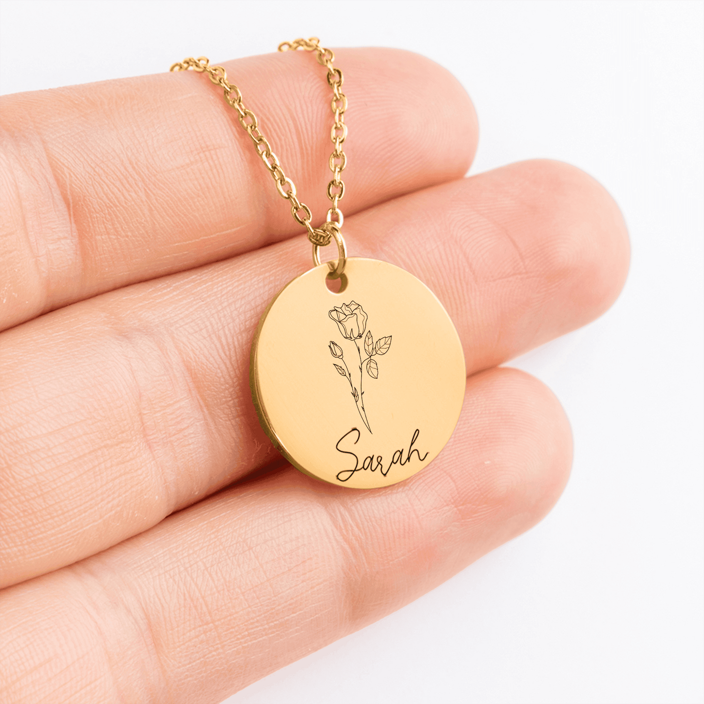 Personalisierte Geburtsblume Namenskette aus hochwertigem Edelstahl (Gold, Rosegold, Silber) mit individueller Gravur von Geburtsblume und Name. Ein bedeutungsvolles Geschenk für Töchter zu besonderen Anlässen wie Taufe, Konfirmation, Auszug oder als liebevolle Erinnerung an die elterliche Liebe. Hypoallergen, anlaufbeständig und geschenkfertig verpackt. Zeigt die Schönheit und Personalisierung des Schmuckstücks.