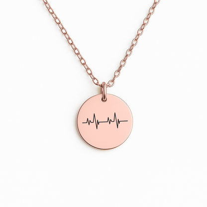 Personalisierte Herzschlag Kette mit Anhänger in Form eines Herzschlags, präsentiert in eleganter schwarzer Schmuckbox. Ideal als Geschenk zur Versöhnung für Partner, Freundin oder Ehefrau.