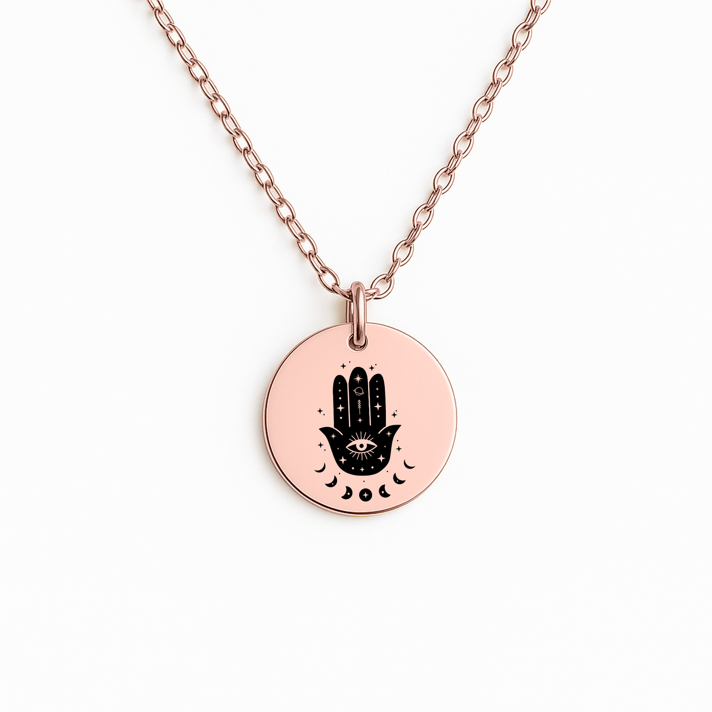 Personalisierte Hamsa Kette mit Anhänger mit Gravur einer Hand mit Auge, präsentiert in eleganter schwarzer Schmuckbox. Ideal als Geschenk für geliebte Menschen mit Schutz-Botschaft.
