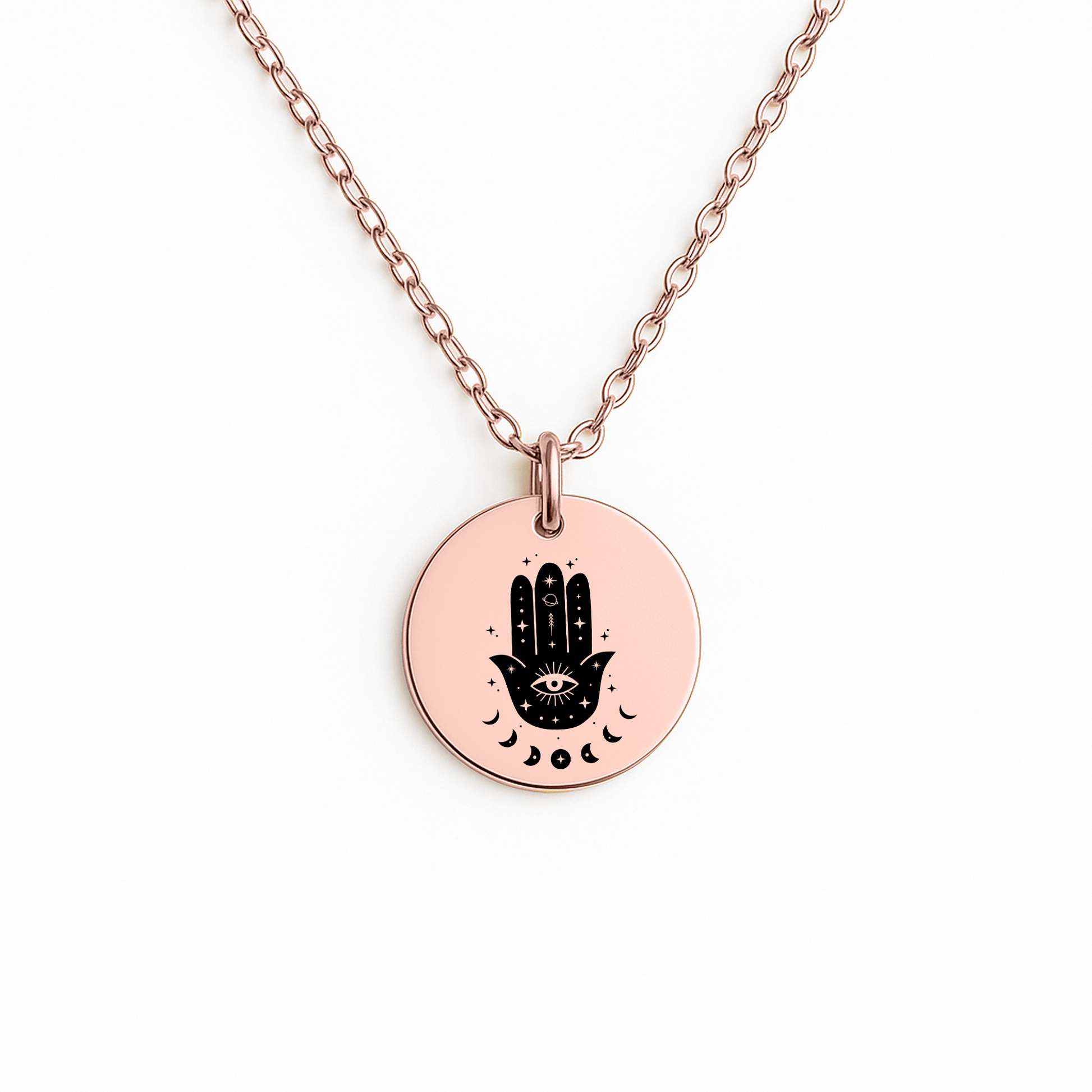 Personalisierte Hamsa Kette mit Anhänger mit Gravur einer Hand mit Auge, präsentiert in eleganter schwarzer Schmuckbox. Ideal als Geschenk für geliebte Menschen mit Schutz-Botschaft.