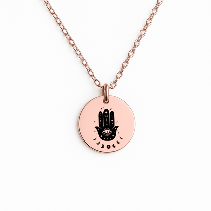 Personalisierte Hamsa Kette mit Anhänger mit Gravur einer Hand mit Auge, präsentiert in eleganter schwarzer Schmuckbox. Ideal als Geschenk für geliebte Menschen mit Schutz-Botschaft.