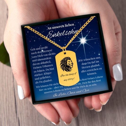 Personalisierte Löwen Kette für Enkelsohn mit Anhänger mit graviertem Löwenkopf und "I'm the King of my Story!", präsentiert in eleganter schwarzer Schmuckbox mit dunkelblauem Sternenhimmel-Hintergrund. Ideal als Geschenk von Oma & Opa zum Geburtstag, Weihnachten oder jedem anderen Anlass, welcher Dich überlegen lässt: Enkelsohn, was schenken?