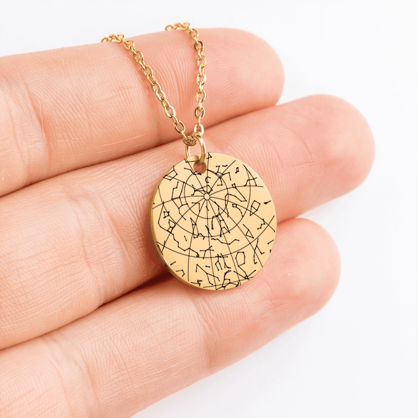 Personalisierte Sternenhimmel Kette für Papa, mit Anhänger, der den Himmel nach Ort und Datum zeigt, präsentiert in eleganter schwarzer Schmuckbox mit roter Weihnachtskarte. Ideal als emotionales Geschenk zur Weihnacht.