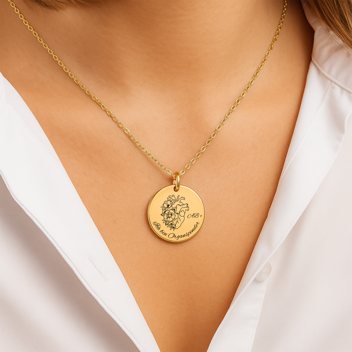 Halskette mit runden Anhänger aus Edelstahl in 18k Gelb Gold, fein graviertes Blättchen-Symbol für Organspende. Personalisierbare Gravur auf der Rückseite. Verstellbare Kette in Stahlsilber, 18K vergoldet oder rosé vergoldet. Inklusive Grußkarte mit symbolischem Text zur Organspende. Ideal als Danke schön Geschenk, Mutmacher oder Symbol für Leben retten.