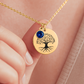 Personalisierte Jugendweihe-Kette mit Anhänger in 3 Varianten, mit graviertem Baumes des Lebens und farbigem Geburtsstein, präsentiert in eleganter schwarzer Geschenkbox mit herausnehmbarer Karte. Ideal als Geschenk zur Jugendweihe für Mädchen von Eltern, Großeltern oder Paten.