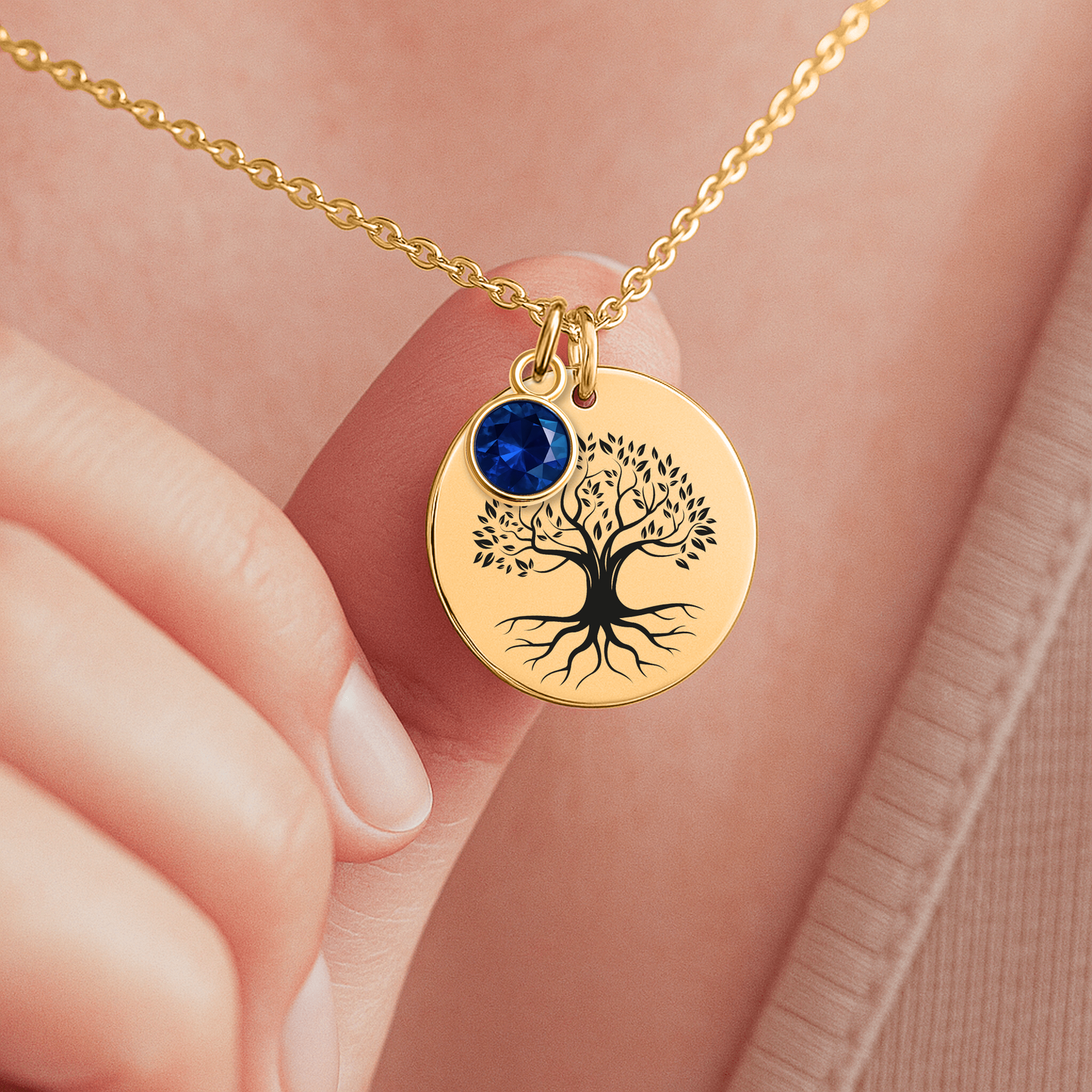 Personalisierte Jugendweihe-Kette mit Anhänger in 3 Varianten, mit graviertem Baumes des Lebens und farbigem Geburtsstein, präsentiert in eleganter schwarzer Geschenkbox mit herausnehmbarer Karte. Ideal als Geschenk zur Jugendweihe für Mädchen von Eltern, Großeltern oder Paten.