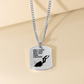 Halskette mit Dog-Tag-Anhänger und Spruch „Only those who dive, will feel pure freedom.“ Silhouette eines Tauchers, eingefasst in einer schwarzen Schmuckbox mit Grußkarte. Herzlichen Glückwunsch zum Tauchschein. Geschenk für Taucher, Tauchreise-Glückbringer, Scuba Diving Jewelry. In 18k Gelb Gold oder Edelstahl Silber erhältlich.