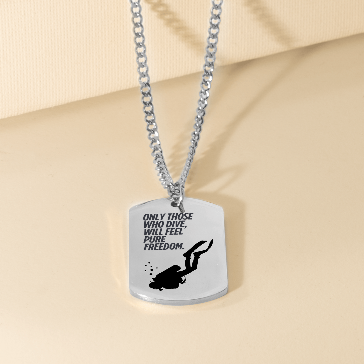 Halskette mit Dog-Tag-Anhänger und Spruch „Only those who dive, will feel pure freedom.“ Silhouette eines Tauchers, eingefasst in einer schwarzen Schmuckbox mit Grußkarte. Herzlichen Glückwunsch zum Tauchschein. Geschenk für Taucher, Tauchreise-Glückbringer, Scuba Diving Jewelry. In 18k Gelb Gold oder Edelstahl Silber erhältlich.