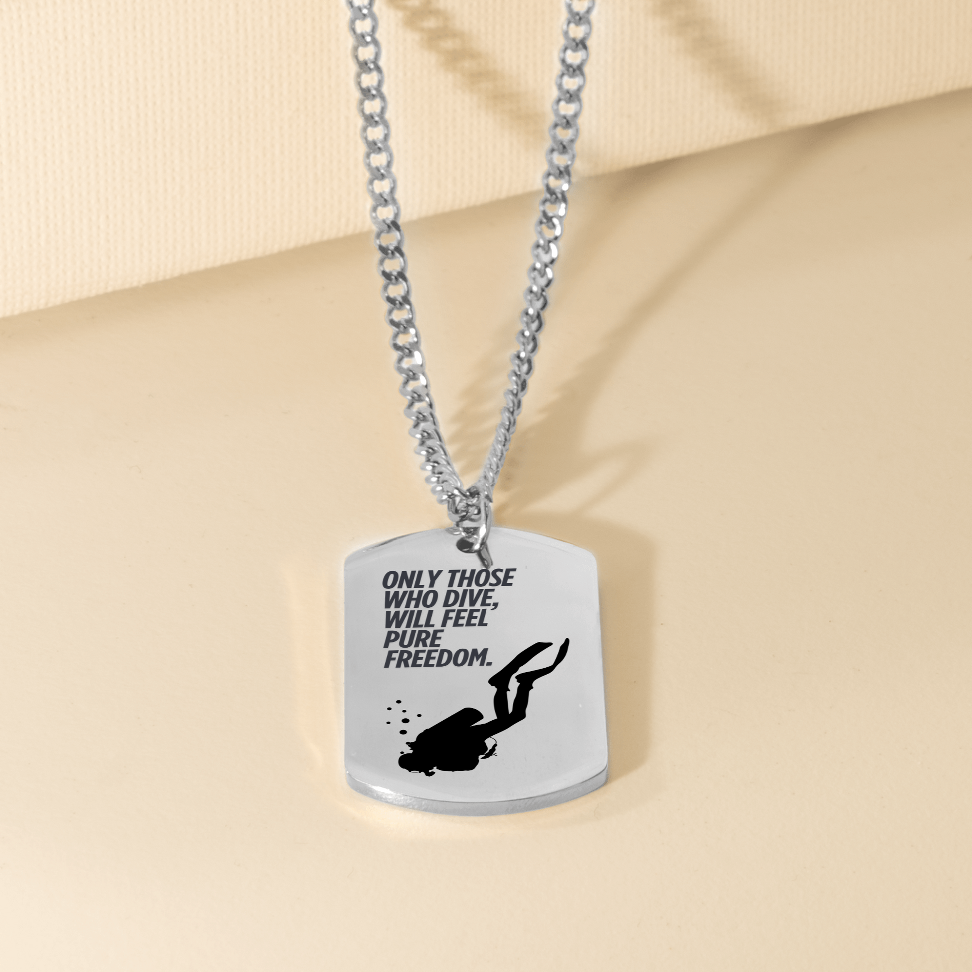 Halskette mit Dog-Tag-Anhänger und Spruch „Only those who dive, will feel pure freedom.“ Silhouette eines Tauchers, eingefasst in einer schwarzen Schmuckbox mit Grußkarte. Herzlichen Glückwunsch zum Tauchschein. Geschenk für Taucher, Tauchreise-Glückbringer, Scuba Diving Jewelry. In 18k Gelb Gold oder Edelstahl Silber erhältlich.