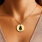 Personalisierte Hamsa Kette mit Anhänger mit Gravur einer Hand mit Auge, präsentiert in eleganter schwarzer Schmuckbox. Ideal als Geschenk für geliebte Menschen mit Schutz-Botschaft.