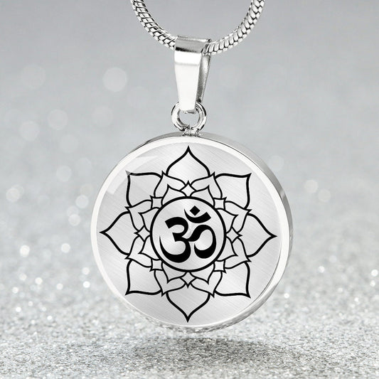 Lotos Blüte Halskette mit Gravur und mit Mantra Aum (Om) Symbol | Chakra Schmuck für Yoga & Entspannung | 8 blättrige Blume der Erleuchtung