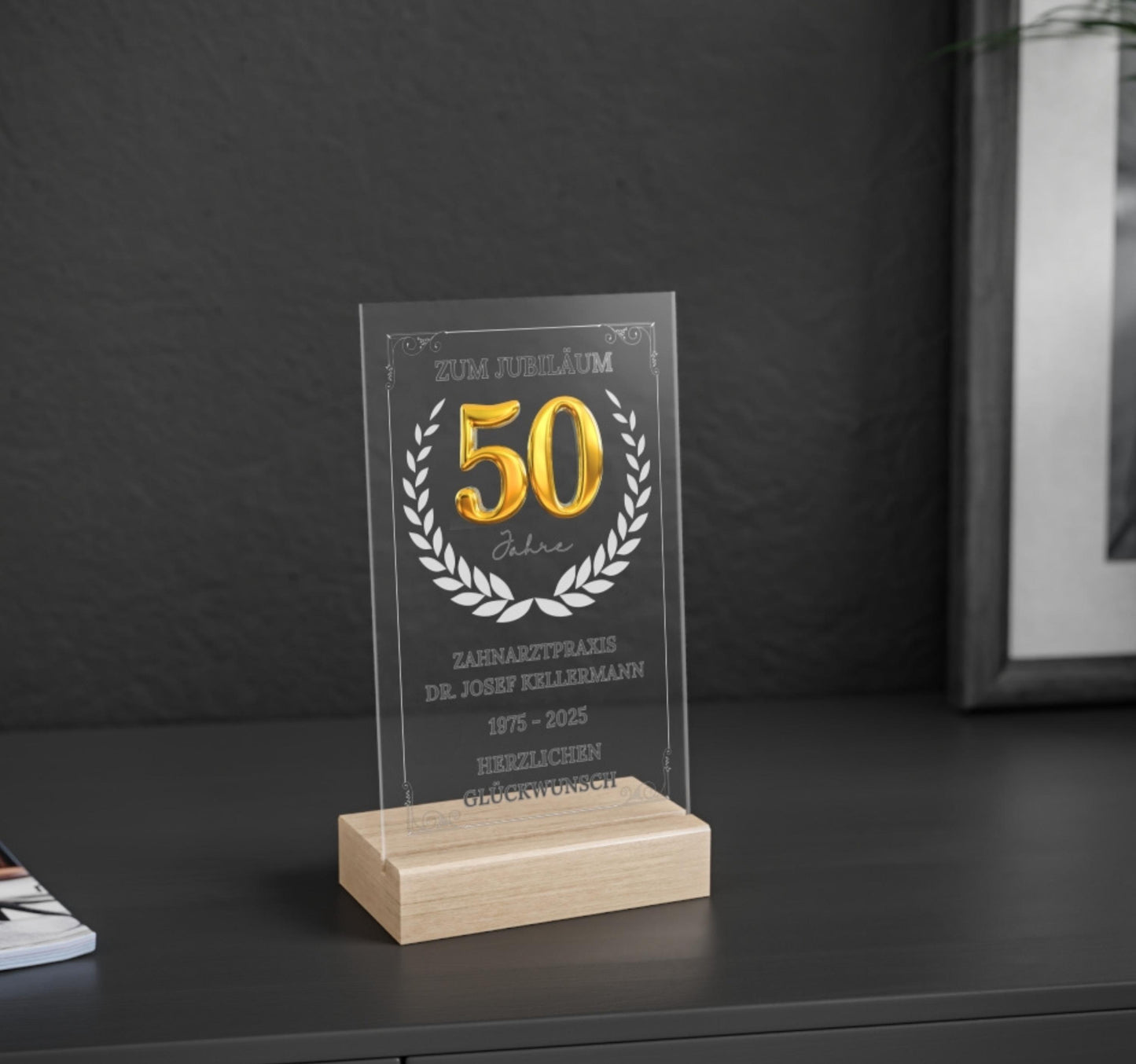 Personalisierte Acryltafel zum Firmen- oder Mitarbeiterjubiläum (10, 25 oder 50 Jahre) auf FSC-zertifiziertem Buchenholzsockel. Mit goldener Zahl, Lorbeerkranz und optionaler LED-Beleuchtung in Größe L. Ideal als Geschenk für langjährige Betriebszugehörigkeit.