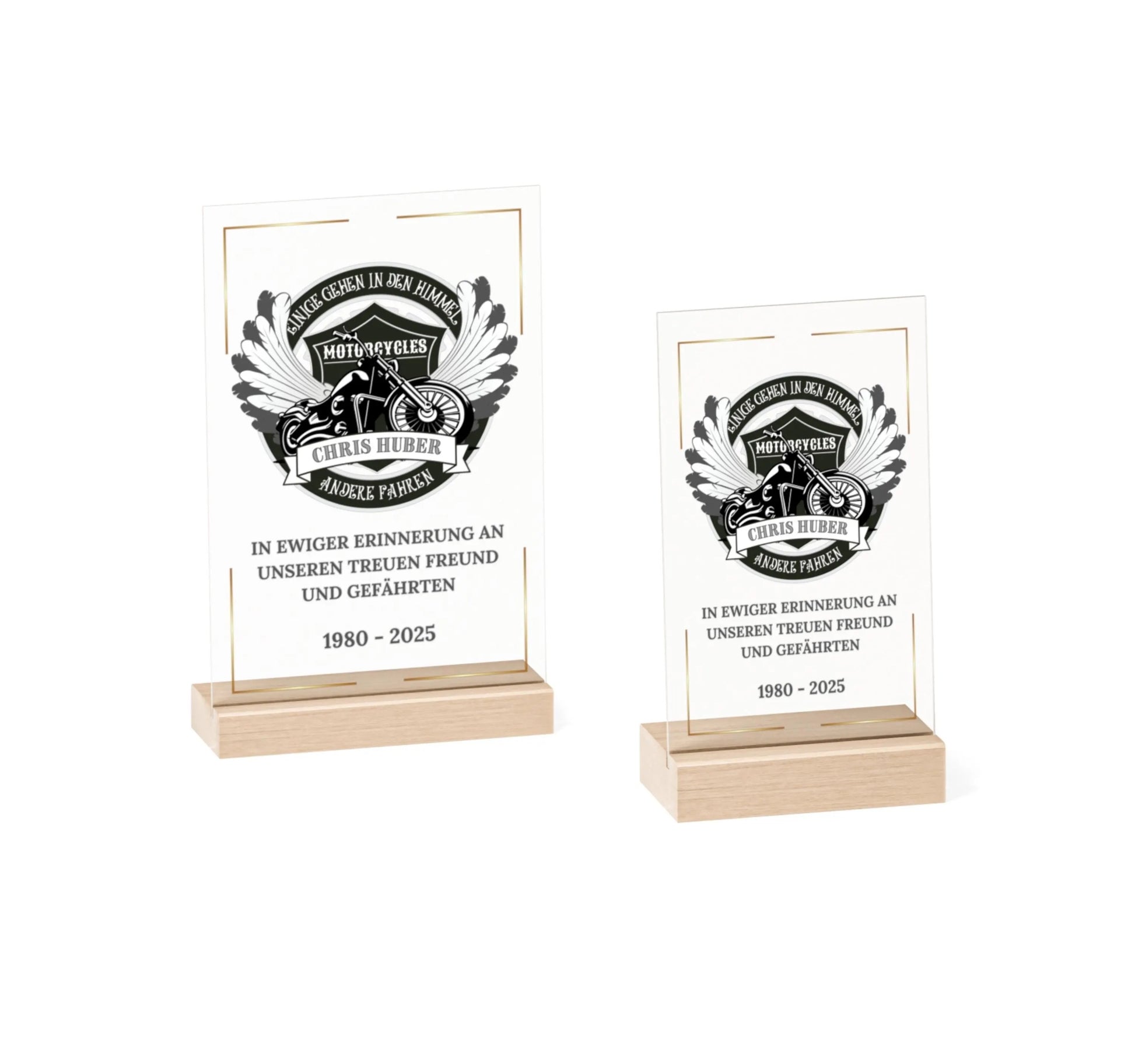 Persönliche Trauer-Dekoration für Motorradfahrer - Premium-Acryl mit Buchenholzsockel. „Einige gehen in den Himmel, andere fahren“, mit Name, Widmung und Lebensdaten. Gedenktafel zur Trauerfeier, als Andenken für Freunde, Kollegen oder Familie. Hochwertig verarbeitet, personalisierbar, optional mit LED-Beleuchtung. Würdevolle Beileidsbekundung bei Motorradunfall oder Abschied von einem geliebten Biker. Schutzfolie, stabiler Holzsockel. Trauerfeier Deko, Beileidsbekundung, Trauer Geschenk Biker.