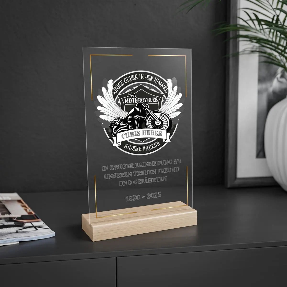 Persönliche Trauer-Dekoration für Motorradfahrer - Premium-Acryl mit Buchenholzsockel. „Einige gehen in den Himmel, andere fahren“, mit Name, Widmung und Lebensdaten. Gedenktafel zur Trauerfeier, als Andenken für Freunde, Kollegen oder Familie. Hochwertig verarbeitet, personalisierbar, optional mit LED-Beleuchtung. Würdevolle Beileidsbekundung bei Motorradunfall oder Abschied von einem geliebten Biker. Schutzfolie, stabiler Holzsockel. Trauerfeier Deko, Beileidsbekundung, Trauer Geschenk Biker.