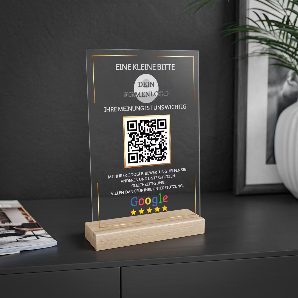 Eine Google Bewertung Tafel aus Acryl mit Holzaufsteller zur Steigerung der Kundenzufriedenheit. Das Bewertungsschild Google zeigt einen QR Code für Bewertung und Firmenlogo. Der Kundenbewertung Aufsteller, auch Google Rezension Schild oder Google Review Platte genannt, dient dazu, mehr Google Sterne bekommen zu können. Die Feedback Tafel Google ist auch als NFC Google Bewertung bzw. NFC-Aufsteller Google erhältlich und eine elegante Alternative zur Bewertungskarte Google.
