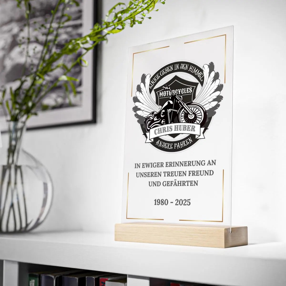 Persönliche Trauer-Dekoration für Motorradfahrer - Premium-Acryl mit Buchenholzsockel. „Einige gehen in den Himmel, andere fahren“, mit Name, Widmung und Lebensdaten. Gedenktafel zur Trauerfeier, als Andenken für Freunde, Kollegen oder Familie. Hochwertig verarbeitet, personalisierbar, optional mit LED-Beleuchtung. Würdevolle Beileidsbekundung bei Motorradunfall oder Abschied von einem geliebten Biker. Schutzfolie, stabiler Holzsockel. Trauerfeier Deko, Beileidsbekundung, Trauer Geschenk Biker.