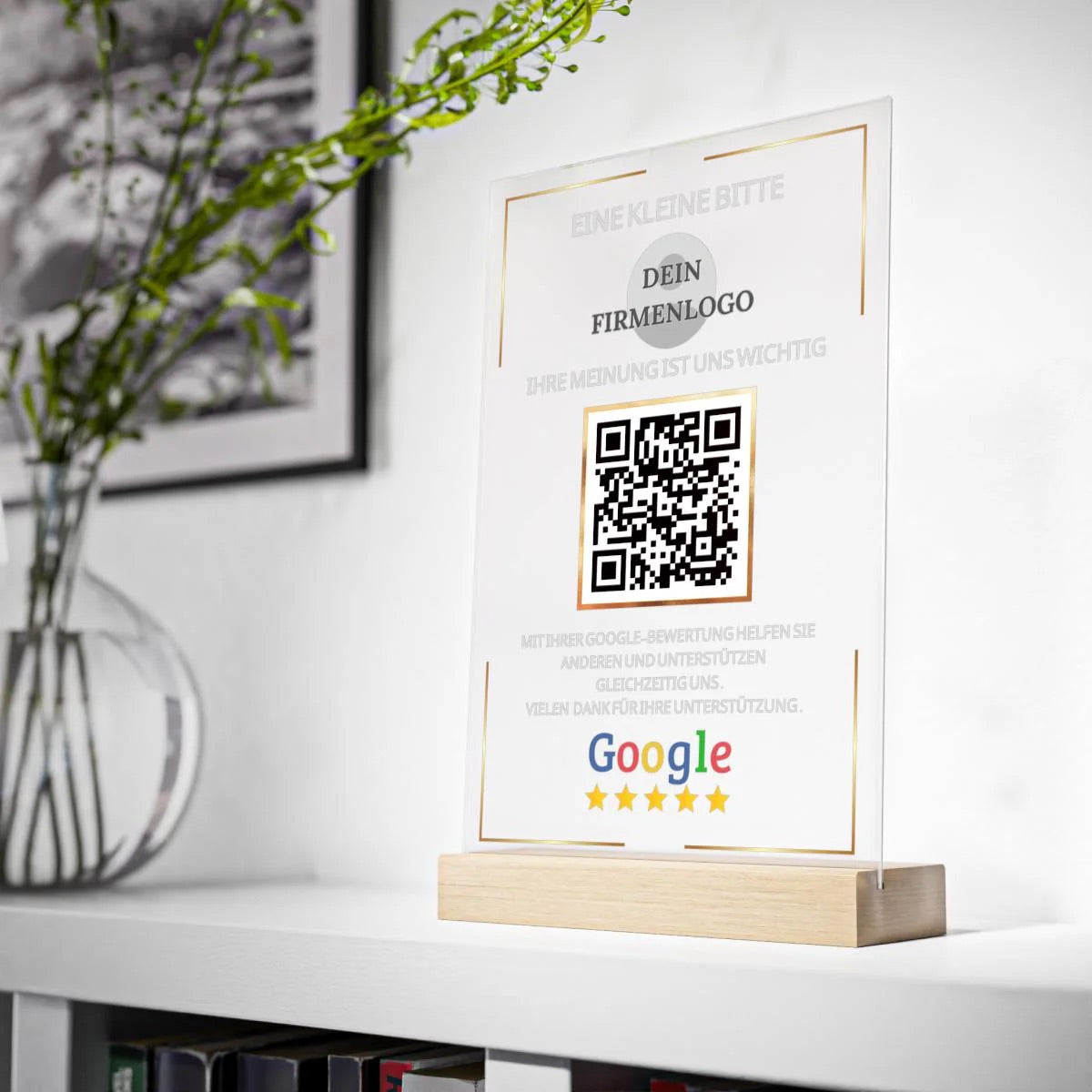 Eine Google Bewertung Tafel aus Acryl mit Holzaufsteller zur Steigerung der Kundenzufriedenheit. Das Bewertungsschild Google zeigt einen QR Code für Bewertung und Firmenlogo. Der Kundenbewertung Aufsteller, auch Google Rezension Schild oder Google Review Platte genannt, dient dazu, mehr Google Sterne bekommen zu können. Die Feedback Tafel Google ist auch als NFC Google Bewertung bzw. NFC-Aufsteller Google erhältlich und eine elegante Alternative zur Bewertungskarte Google.