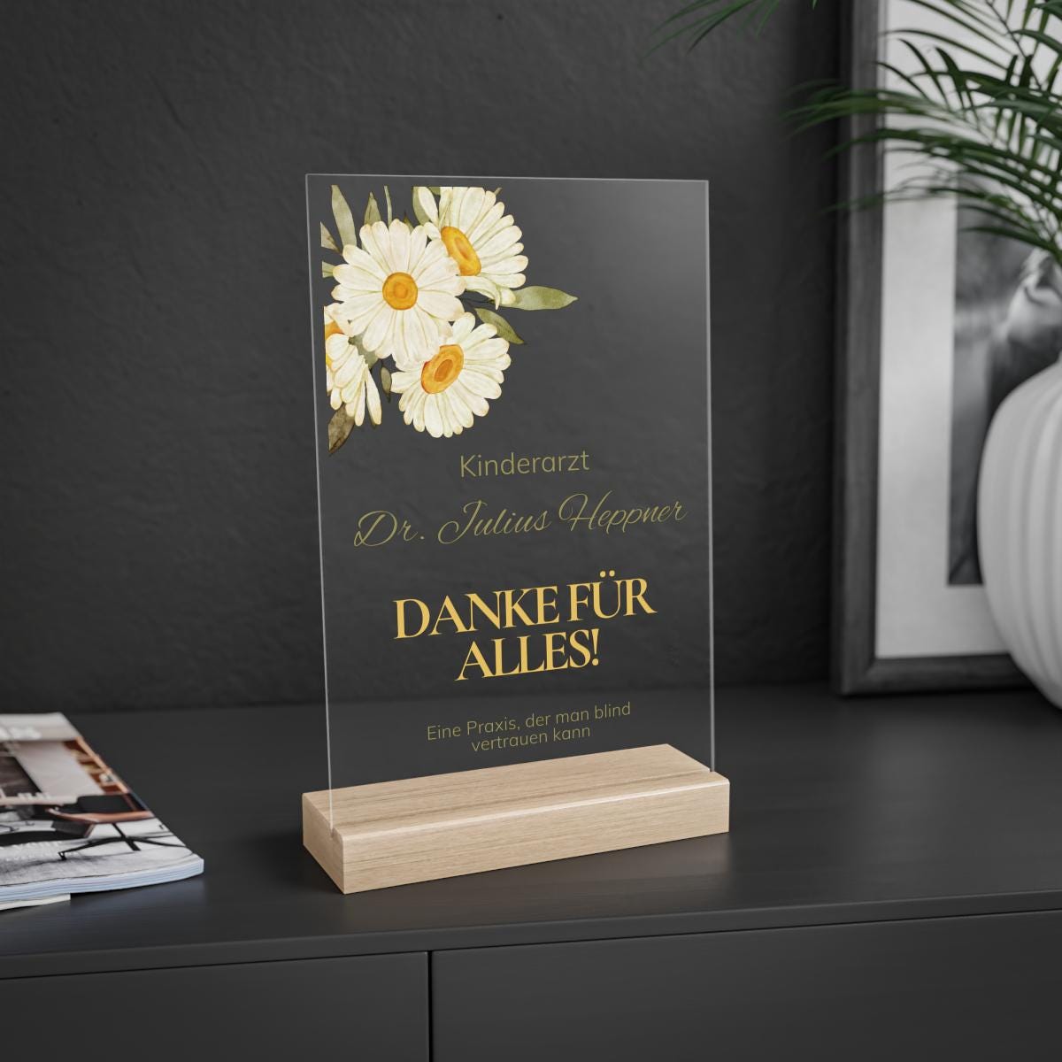 Personalisierte Acryl-Dankestafel mit Buchenholzsockel als Geschenk für Ärzte – mit zartem Blumenmuster und optionaler warmweißer LED-Beleuchtung, ideal als Danksagung an Kinderarzt oder medizinisches Team.