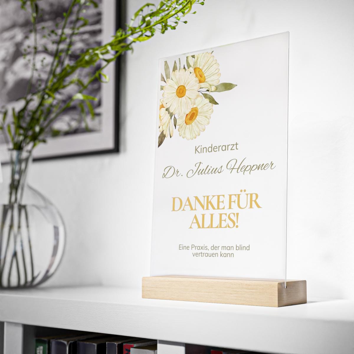 Personalisierte Acryl-Dankestafel mit Buchenholzsockel als Geschenk für Ärzte – mit zartem Blumenmuster und optionaler warmweißer LED-Beleuchtung, ideal als Danksagung an Kinderarzt oder medizinisches Team.