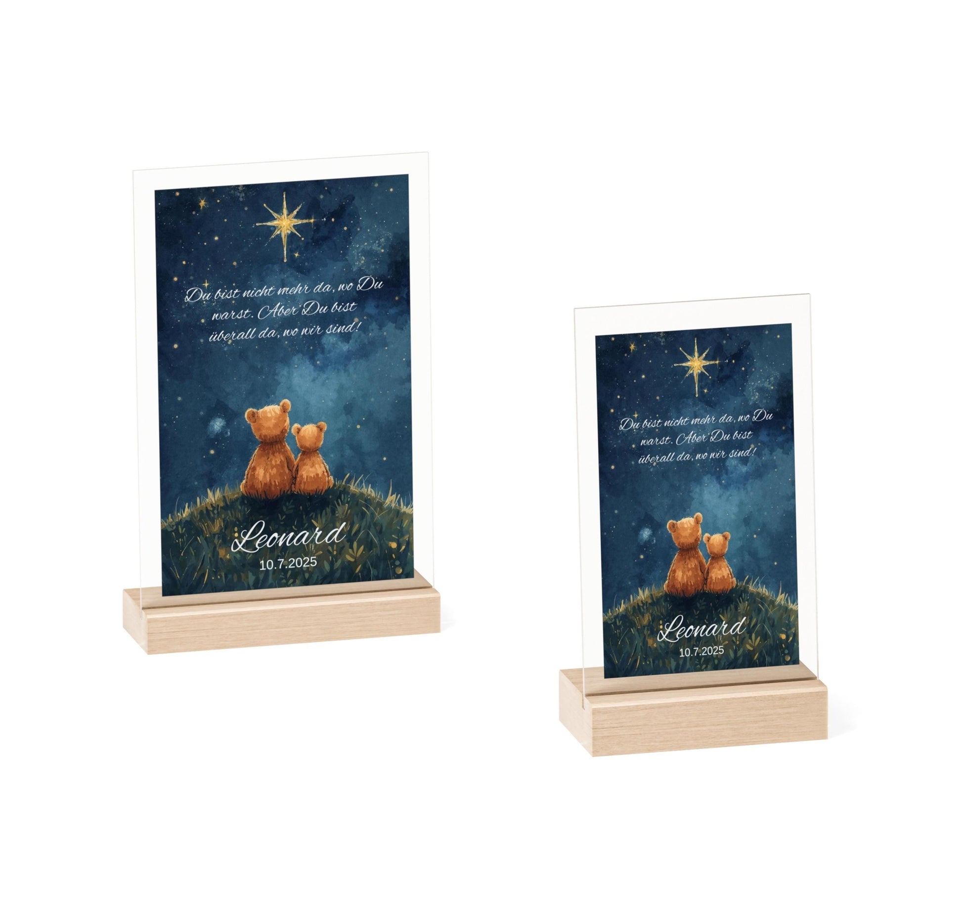 Acrylschild auf Buchenholzsockel als Sternenkind Andenken. Zeigt tröstenden Spruch, Bärenmotiv und Sternenhimmel. Personalisiert mit Name und Datum. optional LED-Beleuchtet. Einfühlsames Erinnerungsstück für trauernde Eltern.