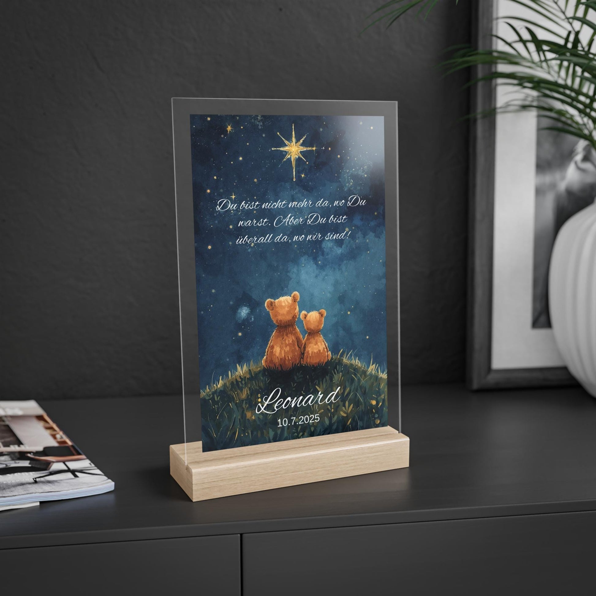 Acrylschild auf Buchenholzsockel als Sternenkind Andenken. Zeigt tröstenden Spruch, Bärenmotiv und Sternenhimmel. Personalisiert mit Name und Datum. optional LED-Beleuchtet. Einfühlsames Erinnerungsstück für trauernde Eltern.