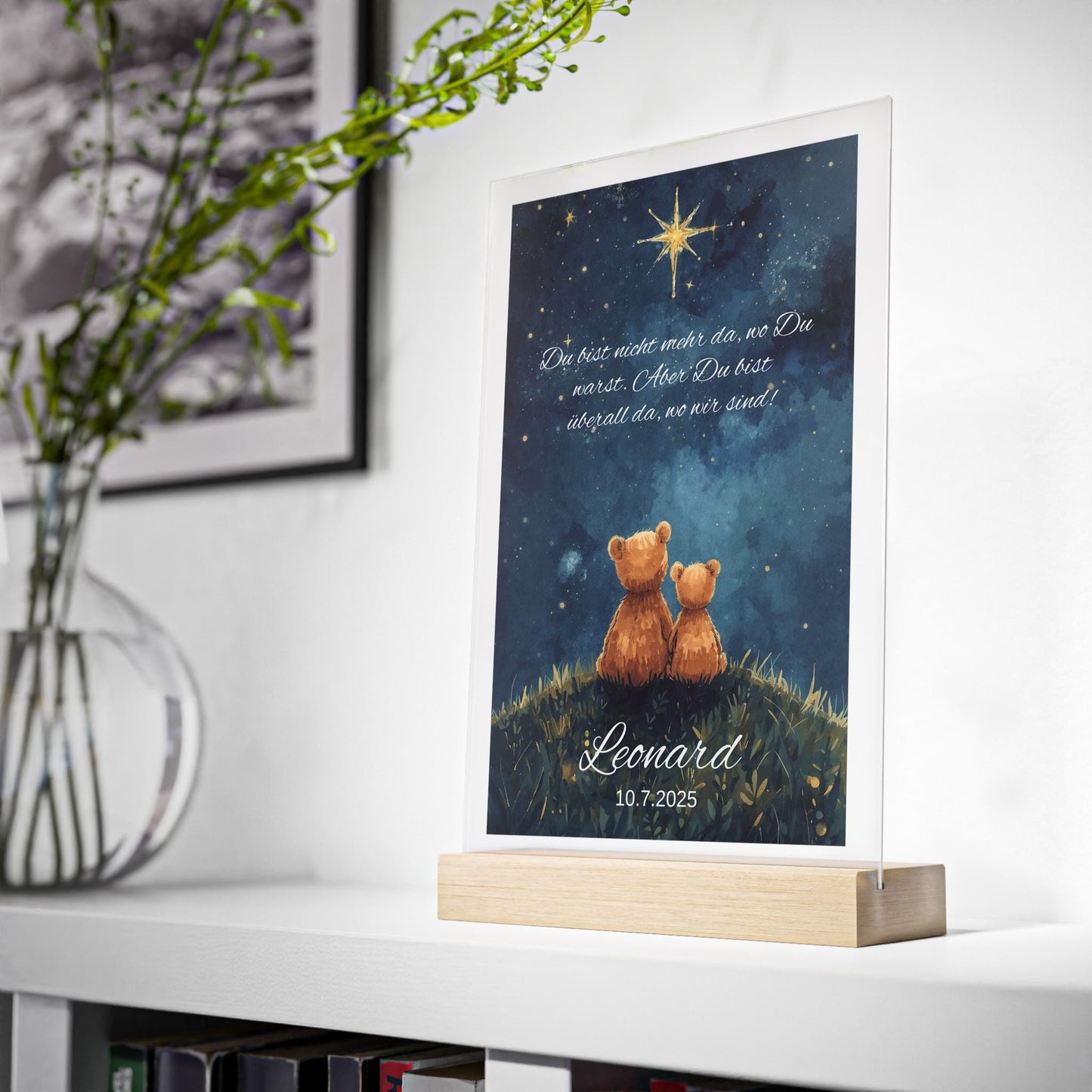 Acrylschild auf Buchenholzsockel als Sternenkind Andenken. Zeigt tröstenden Spruch, Bärenmotiv und Sternenhimmel. Personalisiert mit Name und Datum. optional LED-Beleuchtet. Einfühlsames Erinnerungsstück für trauernde Eltern.