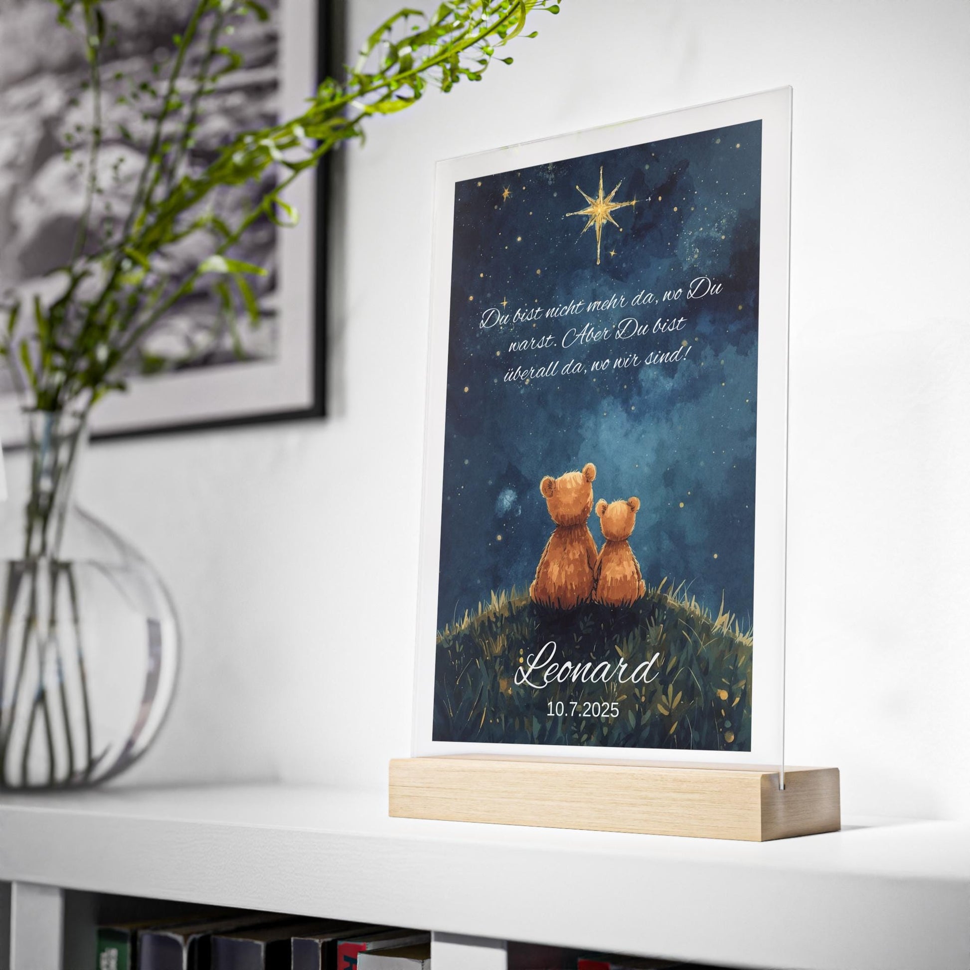 Acrylschild auf Buchenholzsockel als Sternenkind Andenken. Zeigt tröstenden Spruch, Bärenmotiv und Sternenhimmel. Personalisiert mit Name und Datum. optional LED-Beleuchtet. Einfühlsames Erinnerungsstück für trauernde Eltern.