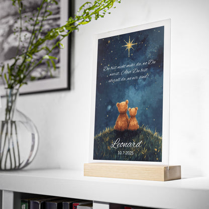Acrylschild auf Buchenholzsockel als Sternenkind Andenken. Zeigt tröstenden Spruch, Bärenmotiv und Sternenhimmel. Personalisiert mit Name und Datum. optional LED-Beleuchtet. Einfühlsames Erinnerungsstück für trauernde Eltern.
