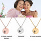 Eine gold Halskette mit runden Anhänger, auf dem eine fein gravierte Windblume abgebildet ist, liegt auf einer weißen Grußkarte in einer schwarzen Schmuckbox. Die Karte trägt die Nachricht: „Liebe Mama – Ohne Dich wäre ich nicht der Mensch, der ich...“ Daneben ist eine zarte Illustration einer Braut. Die 18K vergoldete Edelstahlkette ist 45 cm lang mit 5 cm Verlängerung. Ein emotionales Dankeschön-Geschenk für die Mutter der Braut, liebevoll verpackt und bereit zum Verschenken.