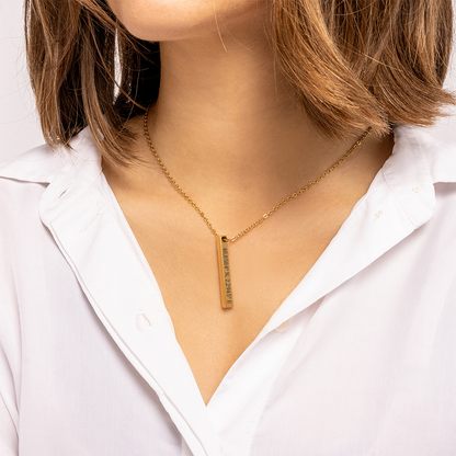 Verewigen Sie einen besonderen Ort oder Moment Ihres Lebens mit einer individuellen Koordinaten-Halskette – mehr als nur Schmuck, sondern ein ewiger emotionaler Begleiter. Ob Treffpunkt mit dem Seelenverwandten, Heimatstadt oder Traumreiseziel: Wählen Sie den Ort, fügen Sie optional eine persönliche Nachricht hinzu, und erhalten Sie eine handgefertigte Halskette aus Edelstahl in Silber, Gold oder Roségold. Perfekt als herzliches Geschenk für Jubiläen, Geburtstage oder Paare. Schnelle Produktion, weltweiter 