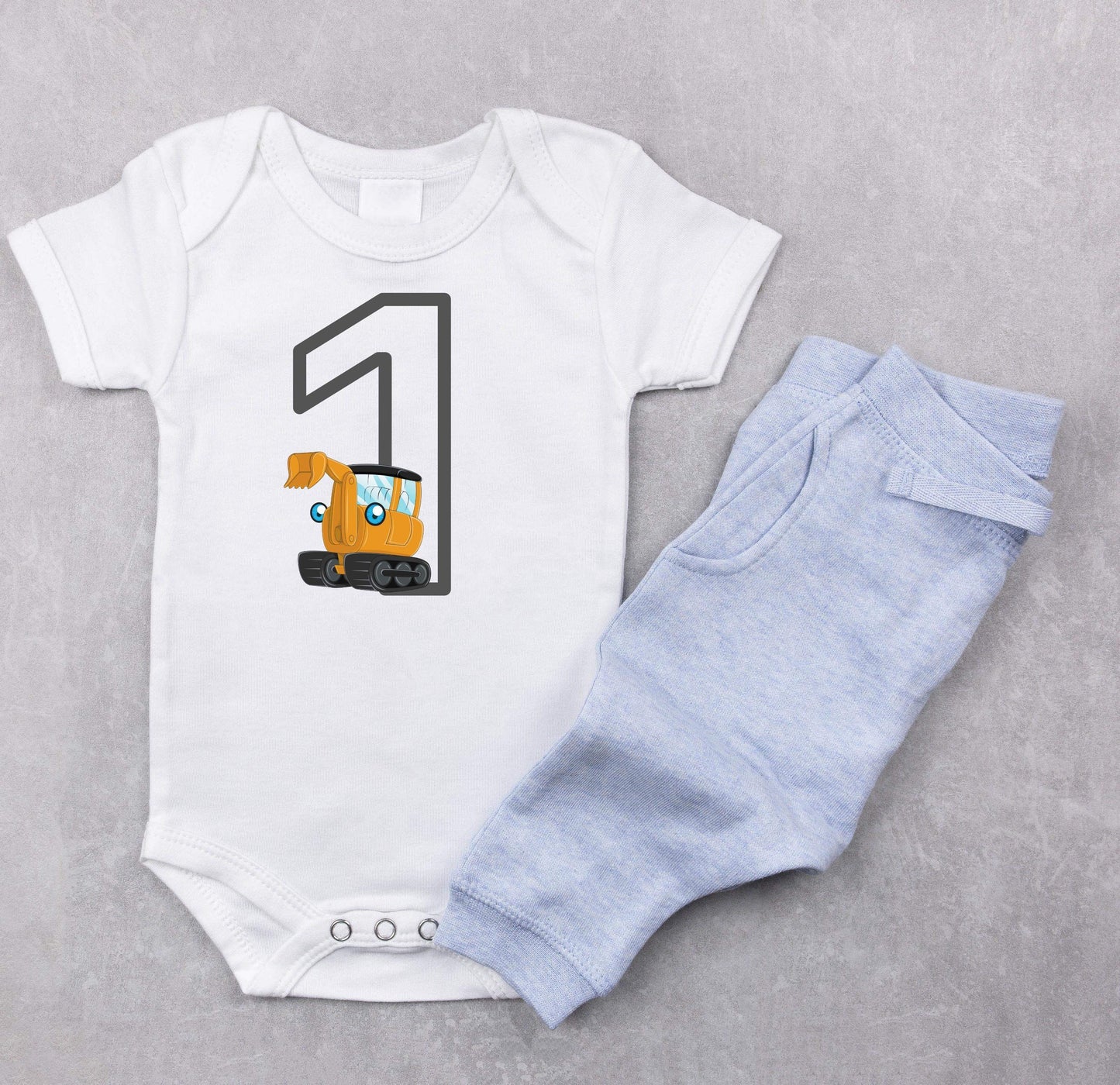 1. Geburtstag Outfit - Bagger - Organic Baby Bodysuit-1 Jahr,1.Geburtstag,baby,Bagger,Bagger Geburtstag,Bagger T-Shirt,Baggerfahrer,ein jahr alt,einjährig,erster Geburtstag,geburtstag,geburtstagsgeschenk,geburtstagsoutfit,Geburtstagsshirt,Geschenk,geschenkidee,jungen,kein baby mehr,Kindergeburtstag,kleinkind,mädchen,perfekte grafik,trendy,unisex,wunderschönes Design