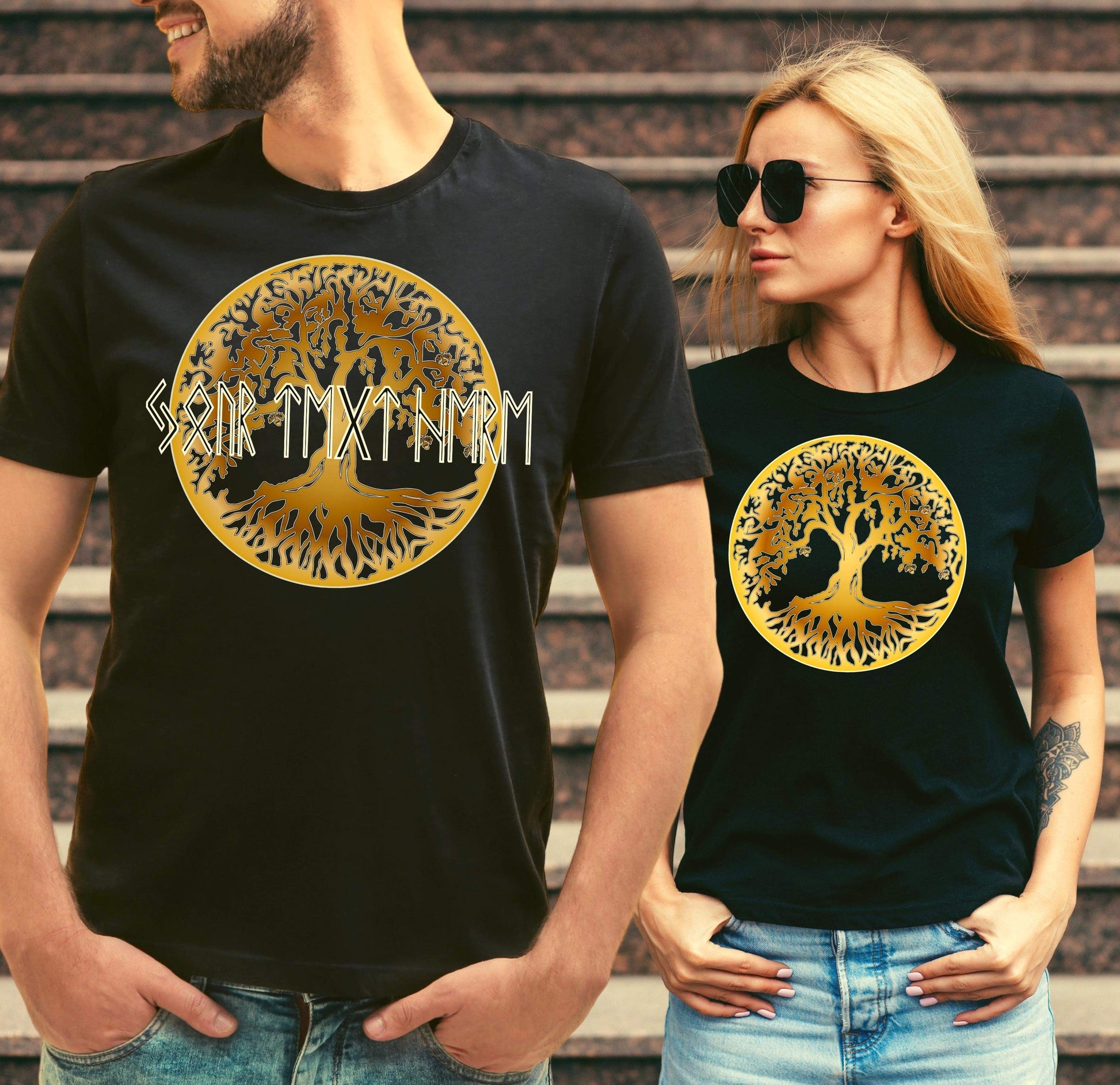 Yggdrasil Wikinger Lebensbaum Rune Odin Thor Nordische Mythologie-baum des lebens,germanische runen,Gothic Shirt,Heidnisch,keltische runen,mythologie,nordische runen,nordische sage,oben wie unten,Rune,runen,Runenschrift,sohn des odin,thor,TShirt mit Lebensbaum,wikinger,Wikinger Outfit,yggdrasil