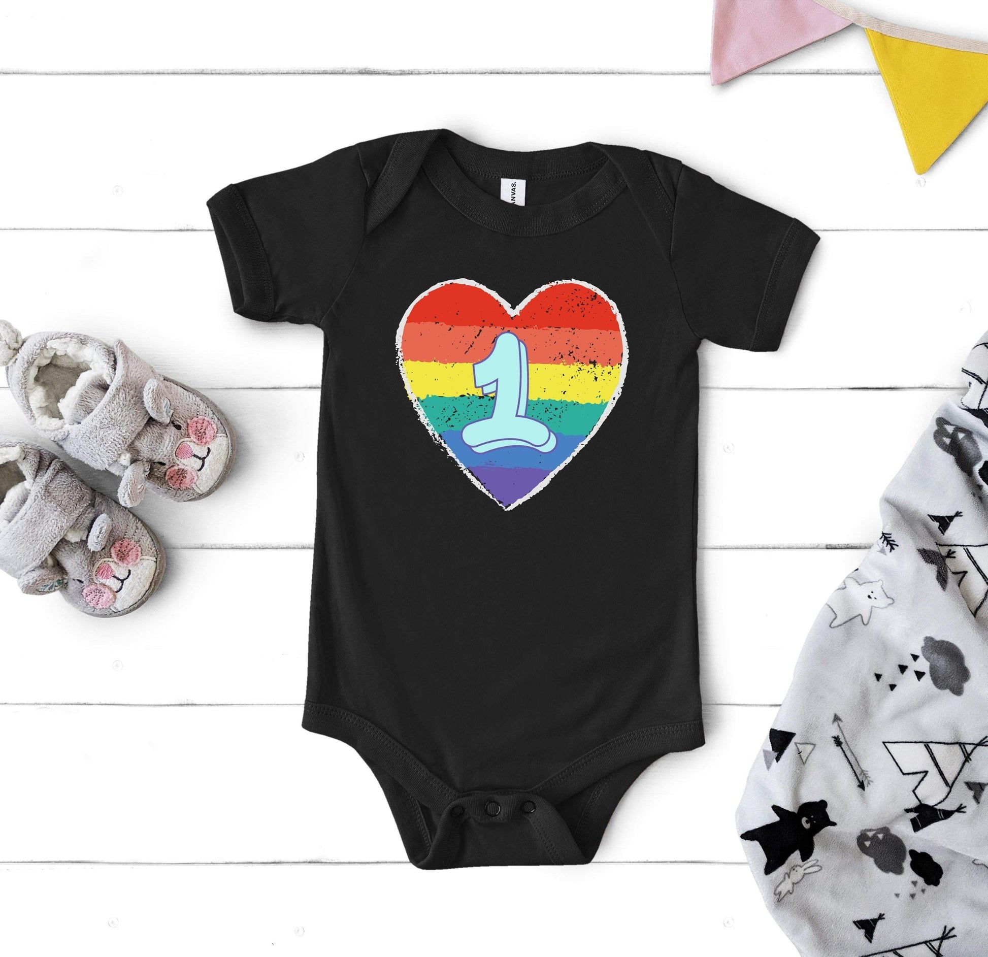 1. Geburtstag Outfit - Regenbogen - Organic Baby Bodysuit-1 Jahr,1.Geburtstag,baby,bunt,ein jahr alt,einjährig,erster Geburtstag,geburtstag,geburtstagsgeschenk,geburtstagsoutfit,Geburtstagsshirt,Geschenk,geschenkidee,Herz,kein baby mehr,Kindergeburtstag,kleinkind,mädchen,perfekte grafik,Rainbow,Regenbogen,Regenbogenherz,trendy,unisex,wunderschönes Design